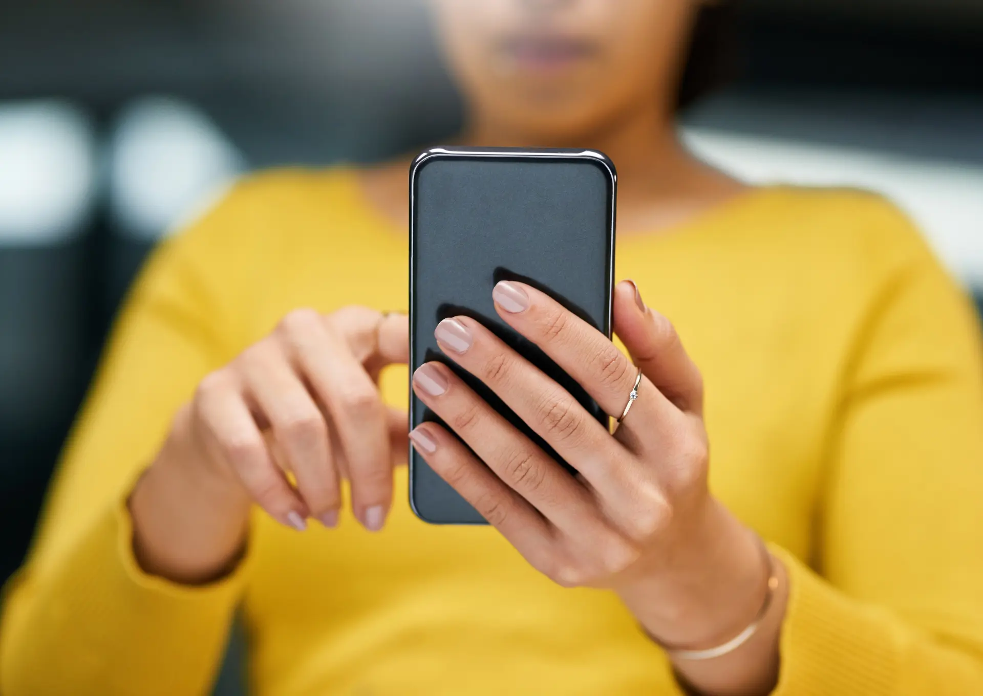 dłonie trzymające smartfon