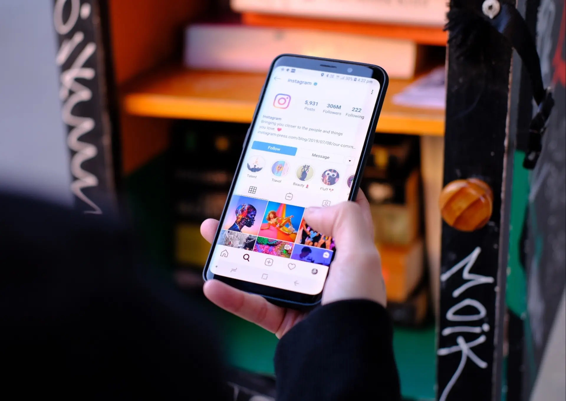 smartfon w dłoni