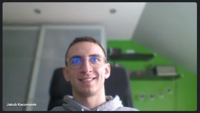 uśmiechnięty Kuba Kaczmarek Empressia