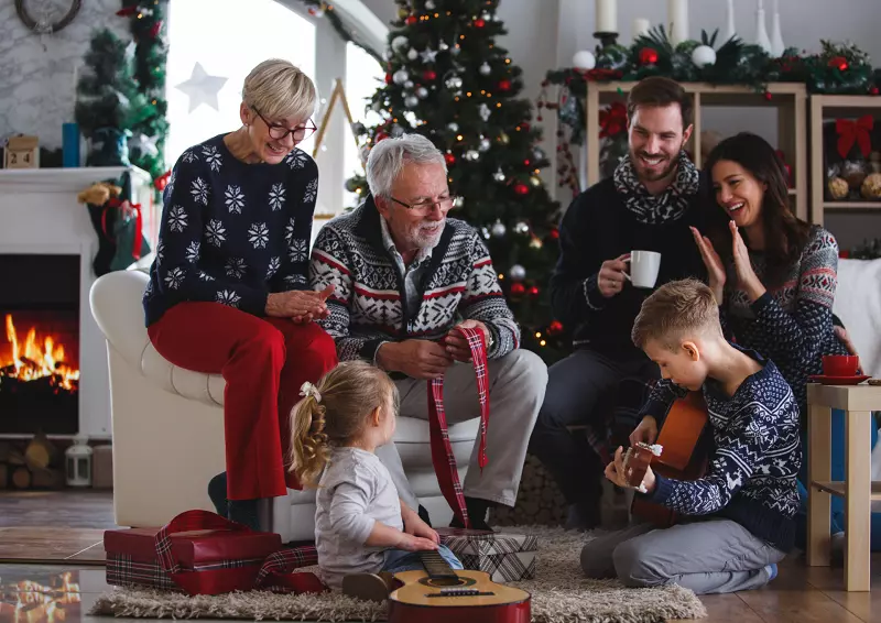 rodzina przy choince reklamy świąteczne