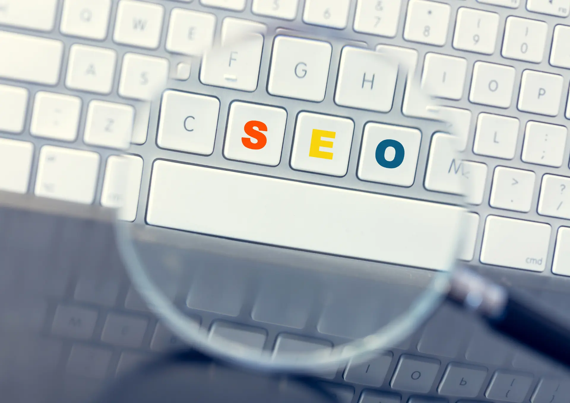 kolorowy napis SEO na klawiaturze