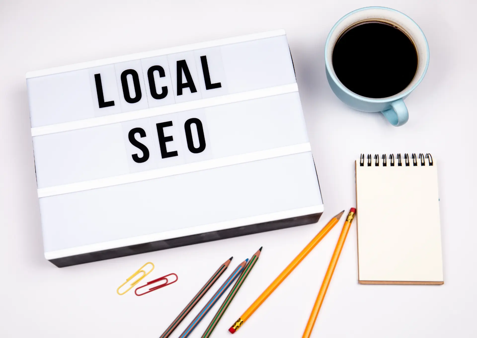 napis local SEO biurko oŁÓwki kredki notes