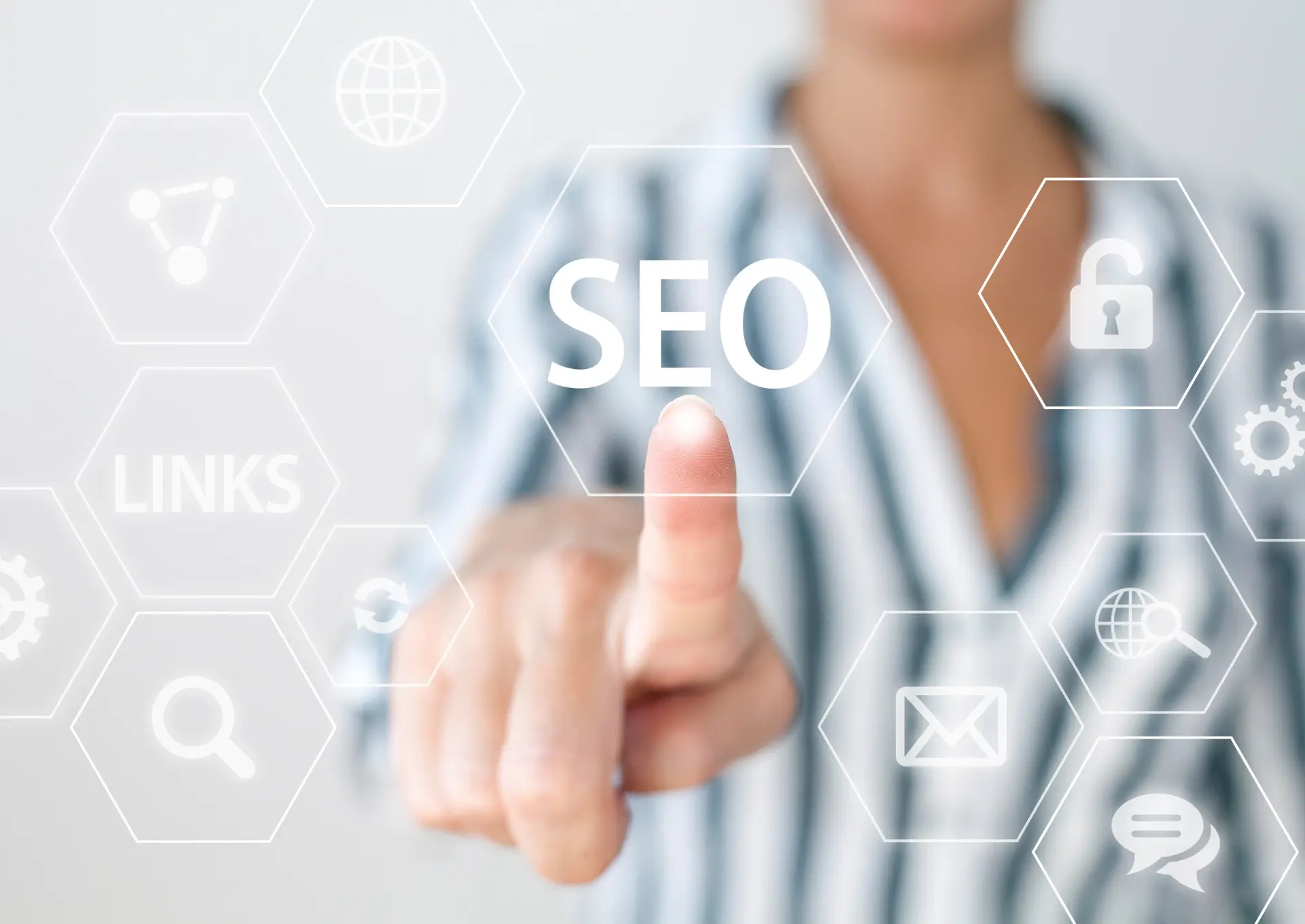 osoba dotykająca ikony seo