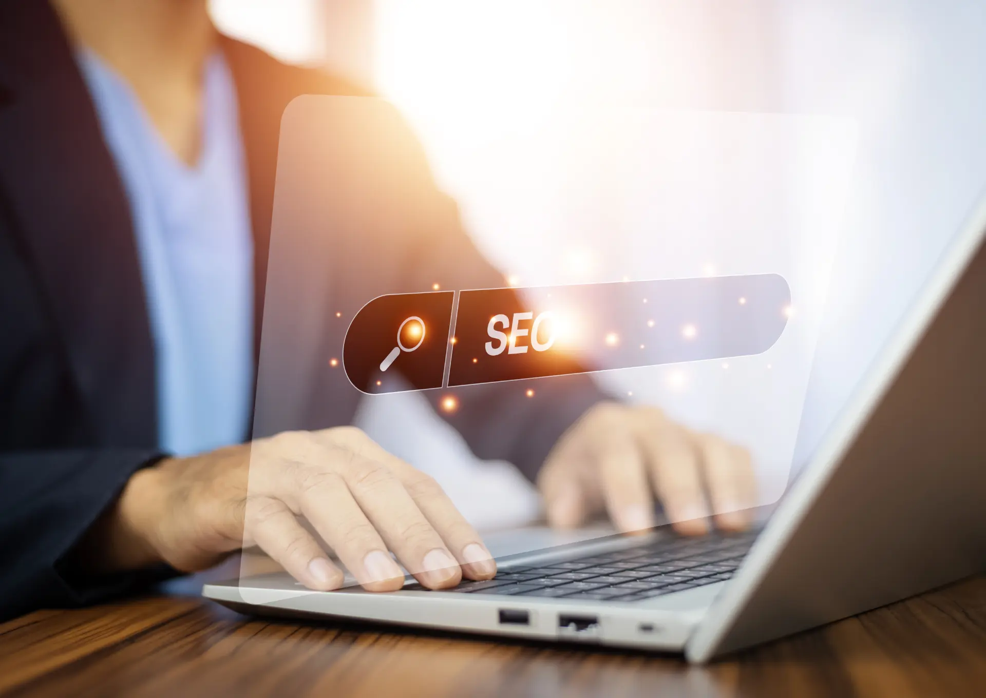 osoba pracująca przy laptopie seo ikona