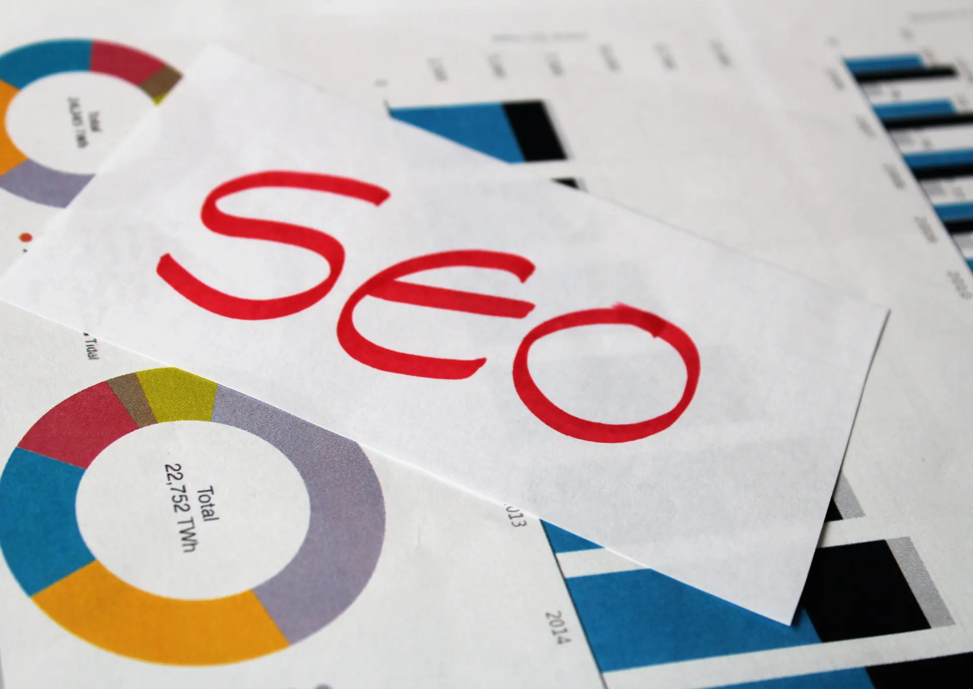 napis seo kartki papieru
