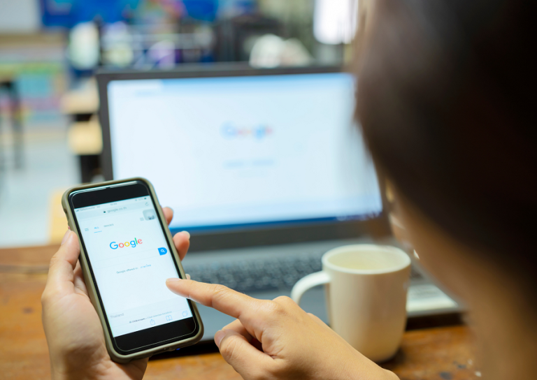 Dlaczego strona internetowa wyświetla się na różne słowa kluczowe?