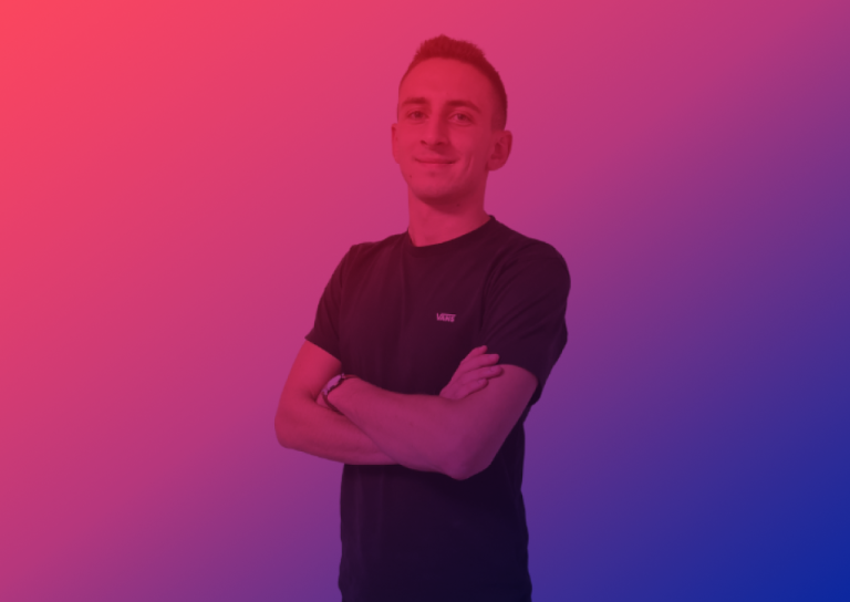 #e-interview: „Nasza praca to (wbrew pozorom) nie tylko kod” – Jakub Kaczmarek o umiejętnościach miękkich programisty, pracy z perspektywy Juniora i... ziomkach z zespołu!