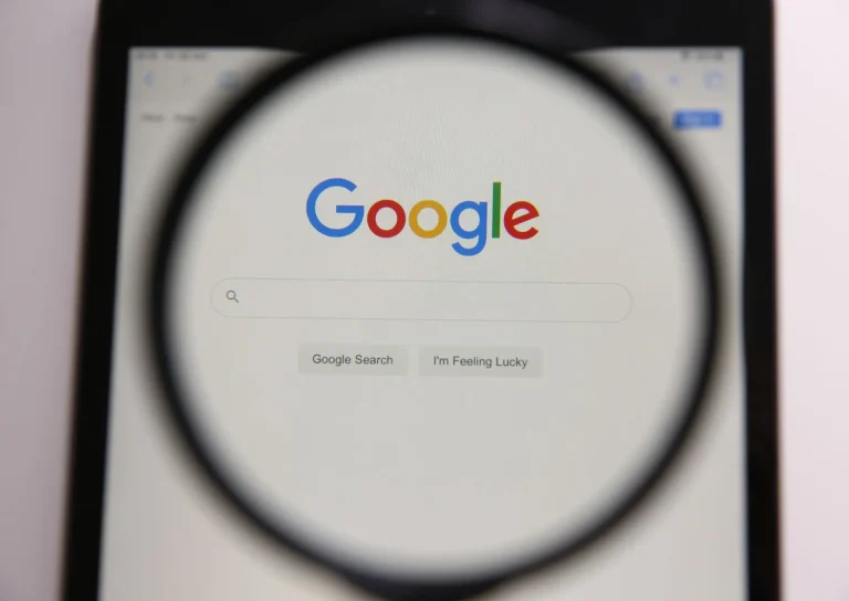 Jak mierzyć ROAS i ROI w kampaniach Google Ads?